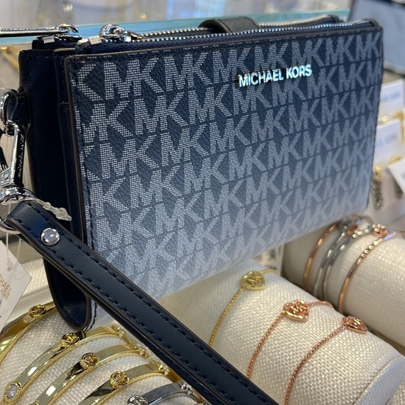 Michael Kors Jet Set Large Ombré Signature Logo Wristlet Wallet Phone
NAVY
NWT - Picture 4 of 16